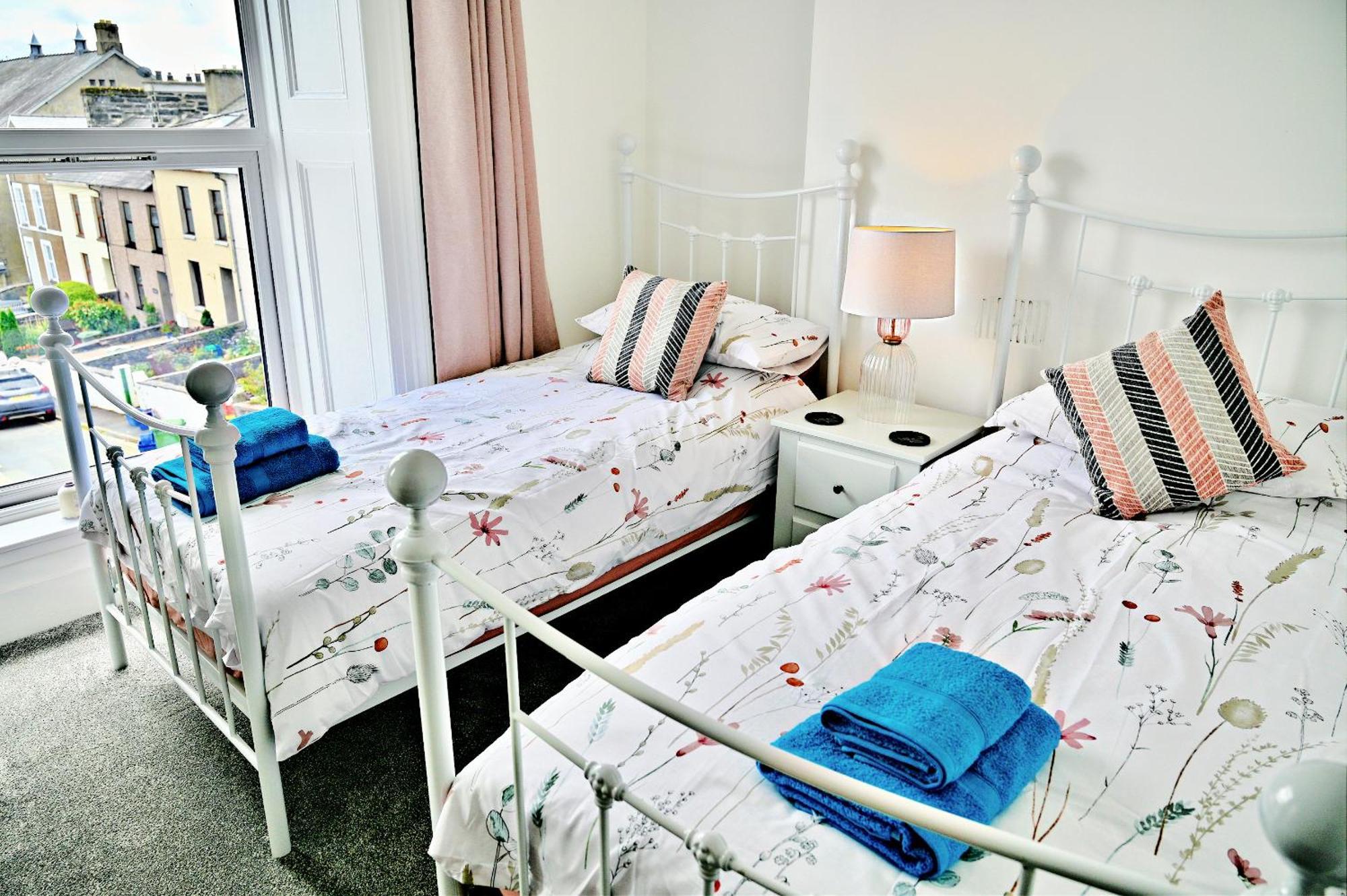 Porthmadog, Sleeps 11, 5 Bedrooms, 5 Bathrooms, Mountain Views 外观 照片